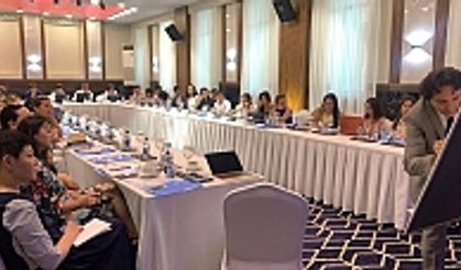 Vatan Öz, Kazakistan Almati’de genç gazetecilere seminer verdi