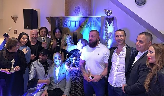 Londra’da Yılın En İyileri seçildi, Vatan Öz ödülünü aldı