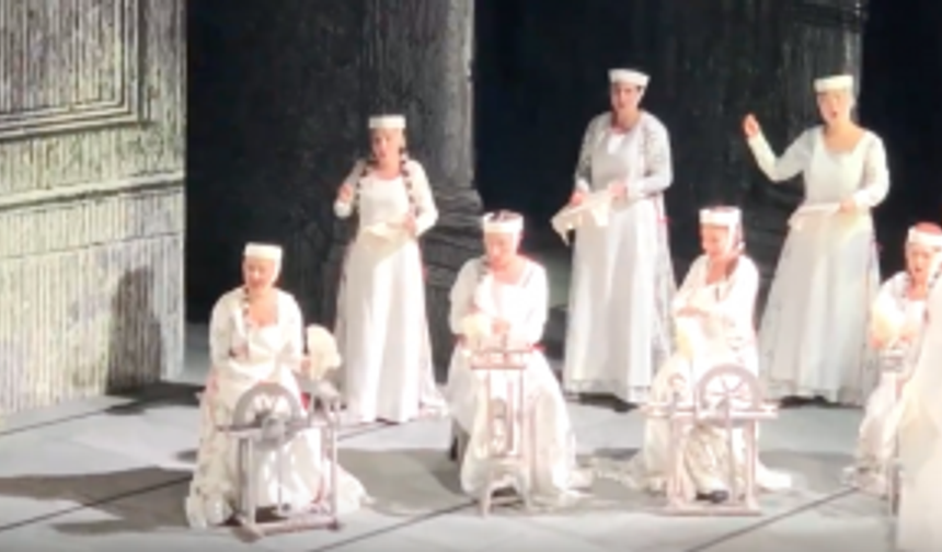 Dünyaca ünlü Türk sanatçı Leyla Gencer'in müdürlüğünü yaptığı La Scala Tiyatrosu