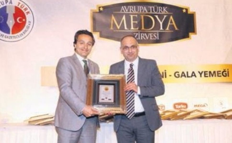 İsmail Erel Yılın En İyi Gazetecisi ödülünü Vatan ÖZ takdim etti