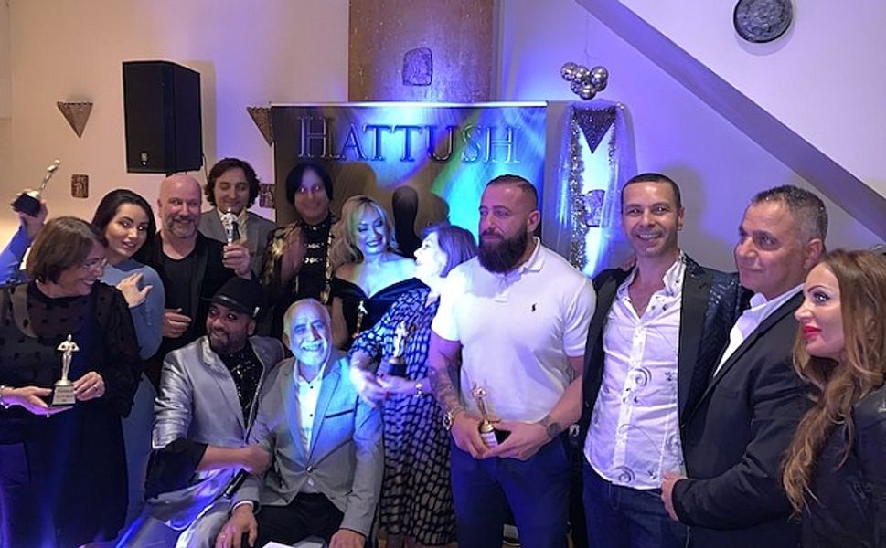 Londra’da Yılın En İyileri seçildi, Vatan Öz ödülünü aldı