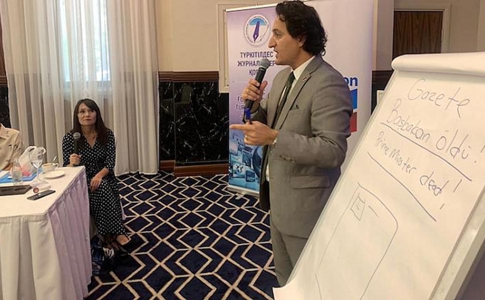 Vatan Öz, Kazakistan Almati’de genç gazetecilere seminer verdi