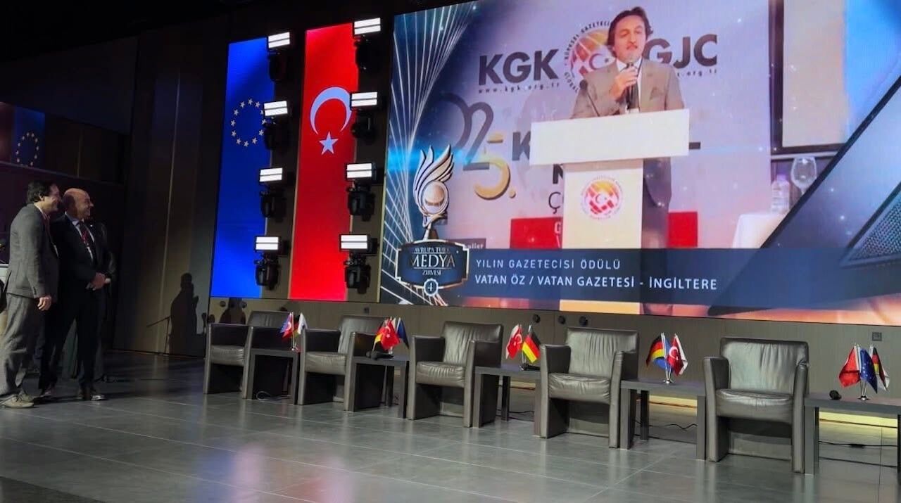 Avrupa’da Yılın Gazetecisi Ödülü, İngiltere'den Gazeteci Vatan Öz’e Verildi0