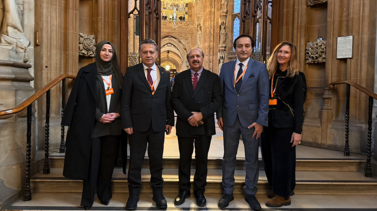 Lord Ile İngiltere Lordlar Kamarası’nda Beş Çay 1