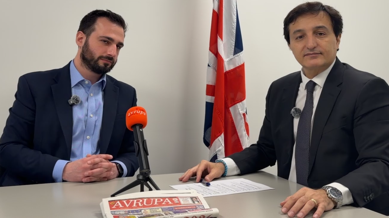 Vatan Öz, Alessandro Georgiou Ile İngiltere Siyaseti